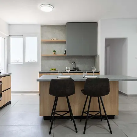 3br Near & Center *